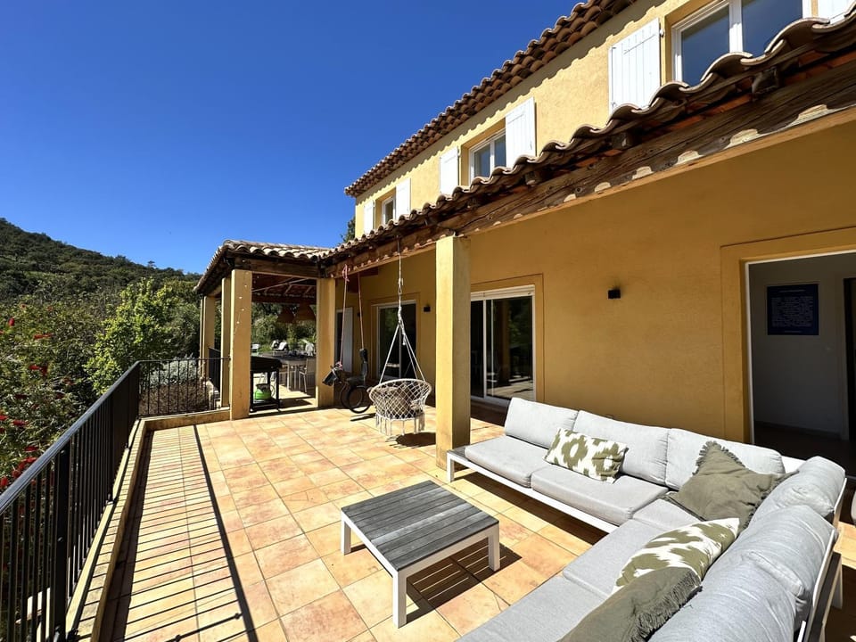 Villa ELODIE climatisée pour 10 personnes avec piscine privée, vue sur les collines et la mer, sur le domaine de Valcros à La L Villa in La Londe-les-Maures