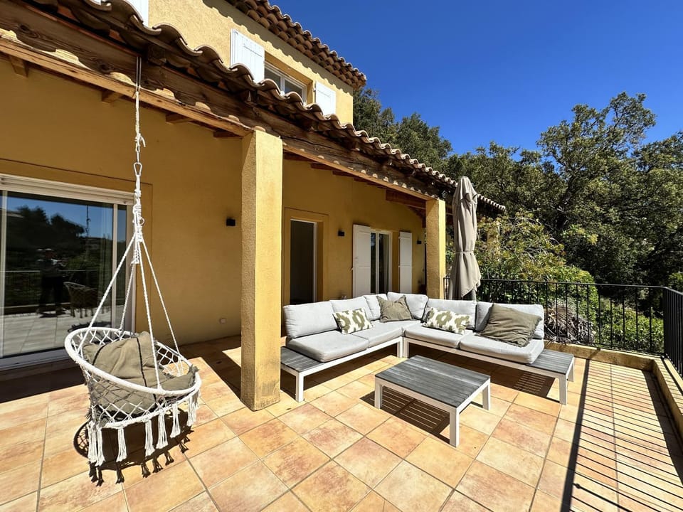 Villa ELODIE climatisée pour 10 personnes avec piscine privée, vue sur les collines et la mer, sur le domaine de Valcros à La L Villa in La Londe-les-Maures