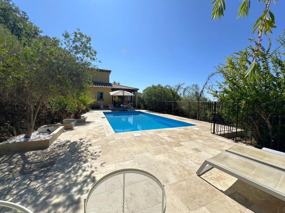 Villa ELODIE climatisée pour 10 personnes avec piscine privée, vue sur les collines et la mer, sur le domaine de Valcros à La L Villa in La Londe-les-Maures