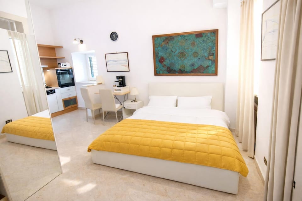Kitchen or kitchenette, Photo of the whole room, Bedroom, minibar, oven, wardrobe