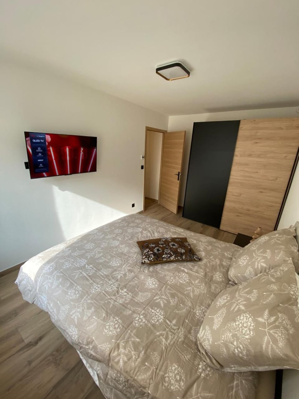 Photo of the whole room, Bedroom