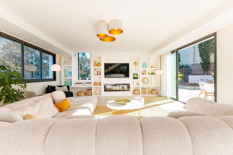 Communal lounge/ TV room, TV and multimedia, Living room, Seating area, Evening entertainment