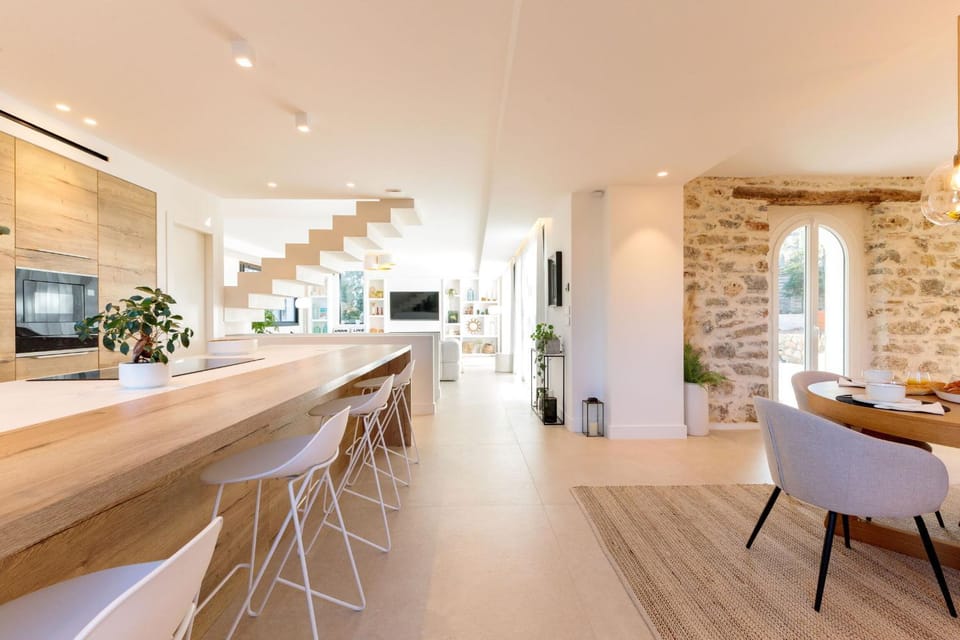 TV and multimedia, Kitchen or kitchenette, Living room, Seating area, Dining area