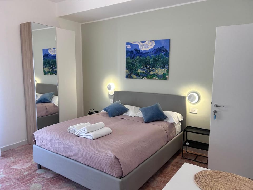 Photo of the whole room, Bedroom