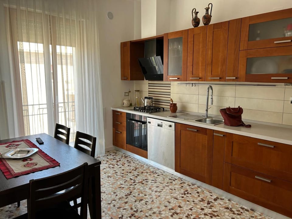 Kitchen or kitchenette, Dining area, dishwasher, stove