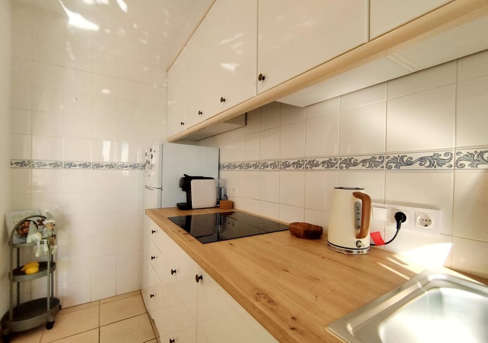 Coffee/tea facilities, Kitchen or kitchenette, stove