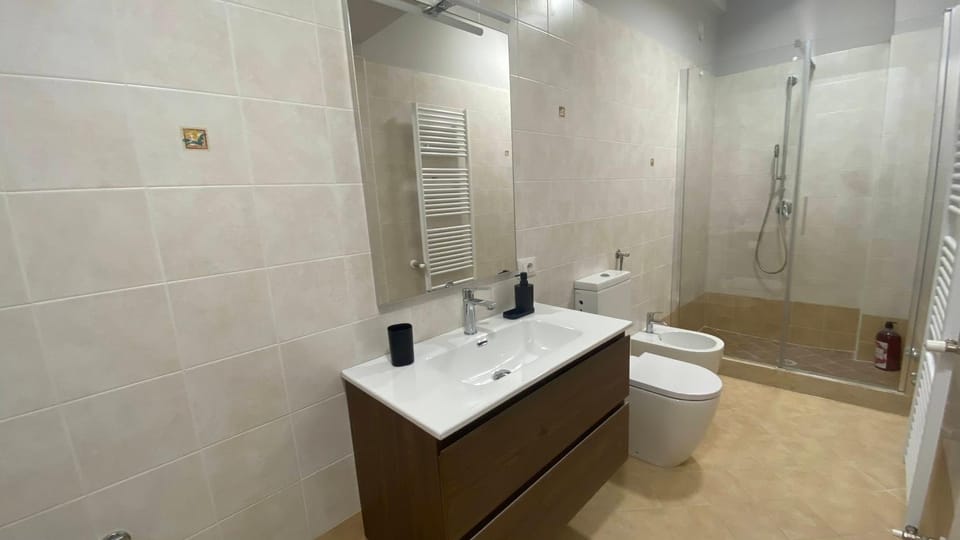 Shower, Toilet, towels