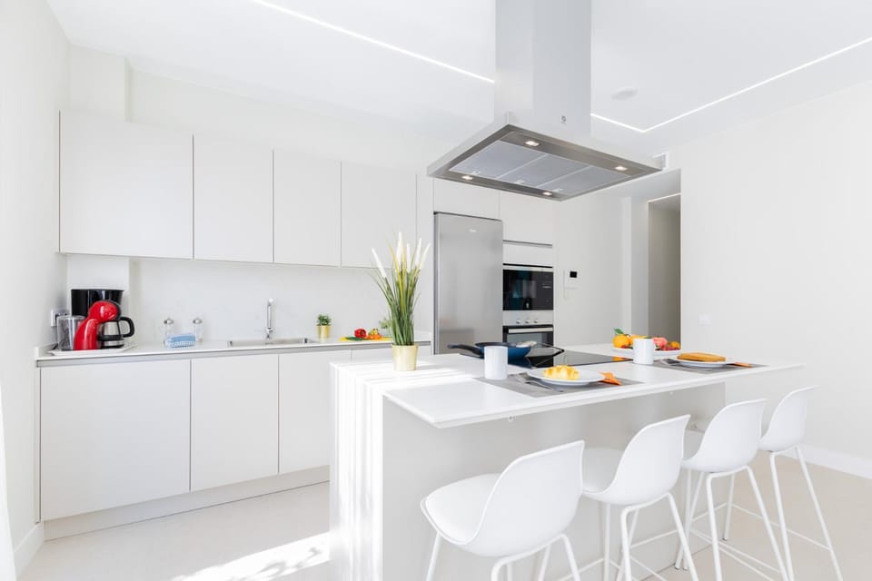 Coffee/tea facilities, Kitchen or kitchenette, Dining area, oven, stove
