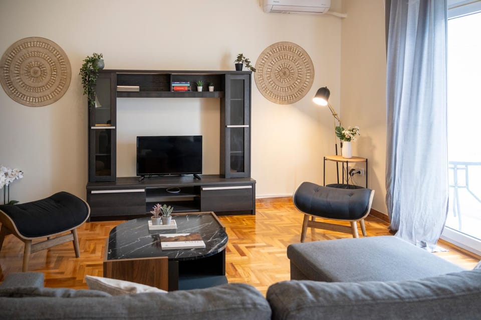 TV and multimedia, Living room, Seating area, air conditioner