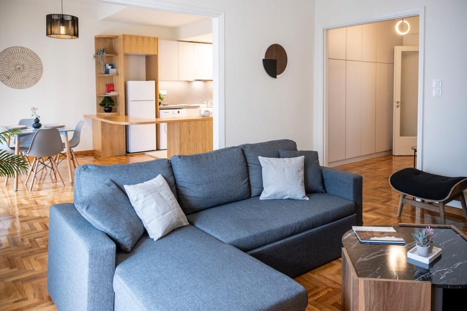 Kitchen or kitchenette, Living room, Seating area, Dining area