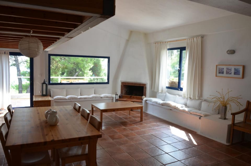 TV and multimedia, Living room, Seating area, Dining area