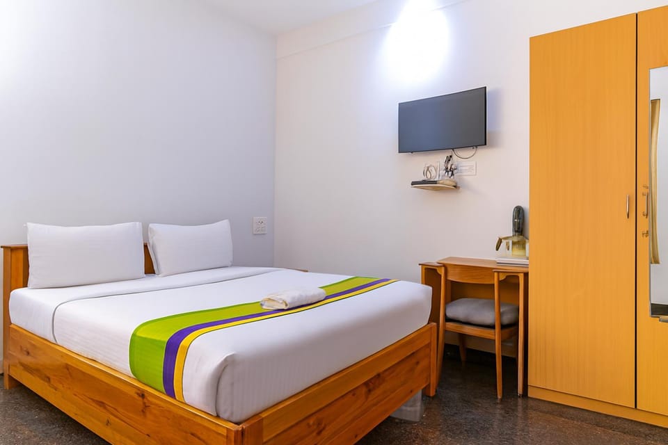 Bed, TV and multimedia, Photo of the whole room, Bedroom, wardrobe