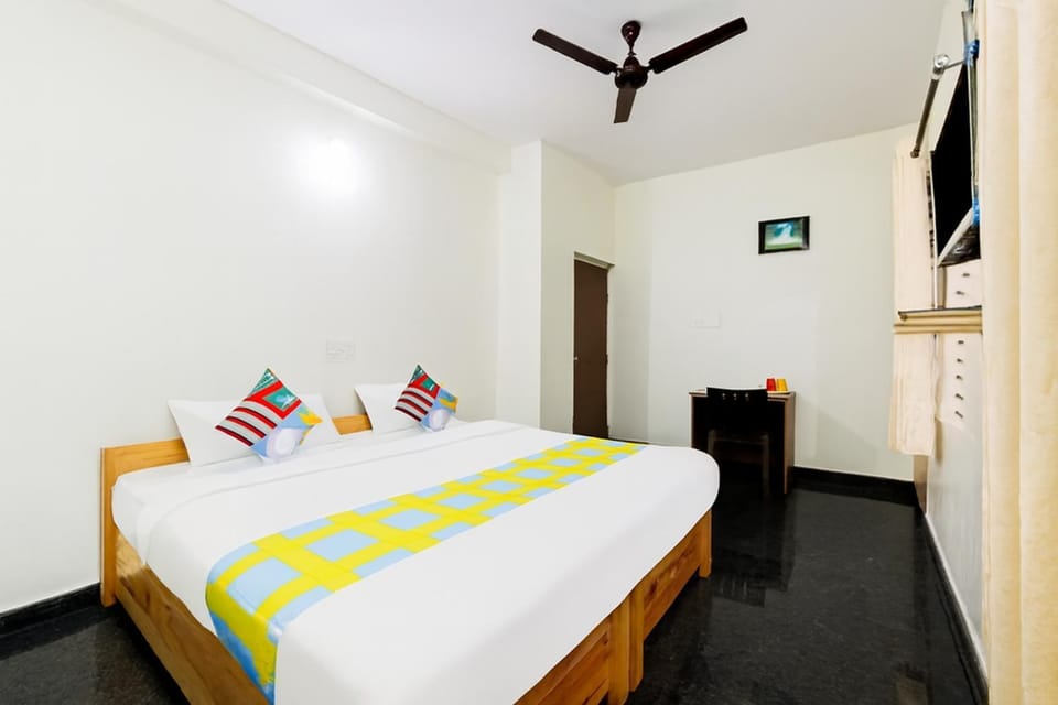Bed, TV and multimedia, Photo of the whole room, Bedroom