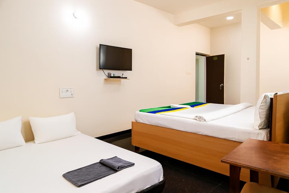 Bed, TV and multimedia, Photo of the whole room, Bedroom