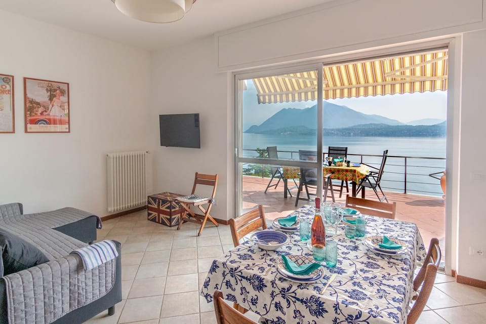 Living room, Dining area, Lake view