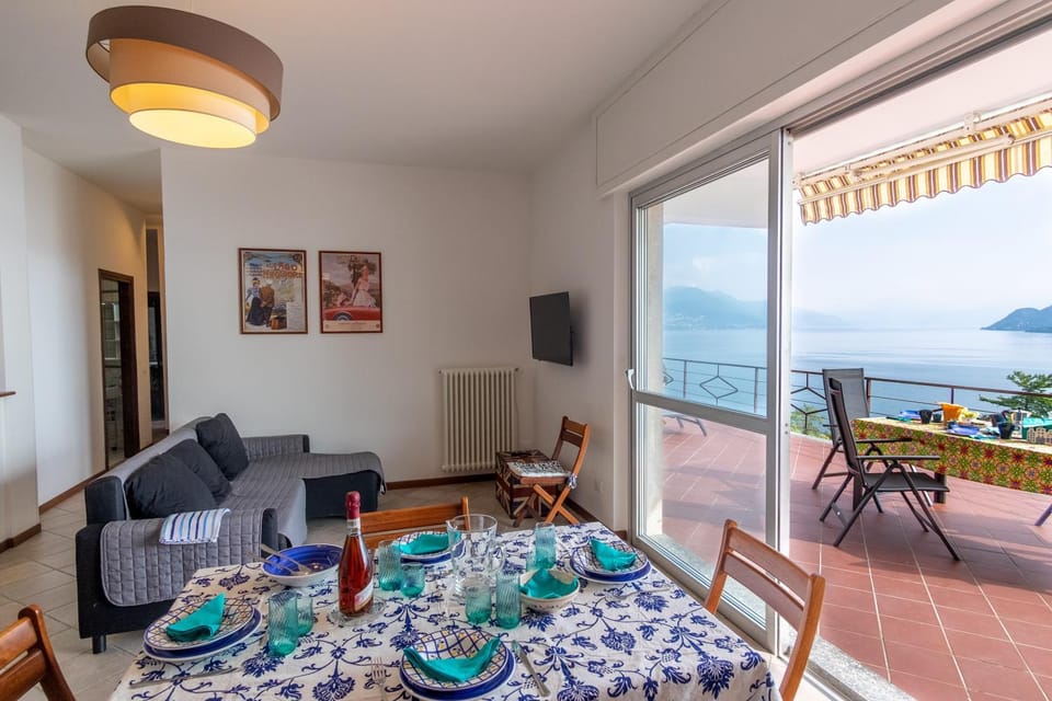 Balcony/Terrace, Living room, Lake view