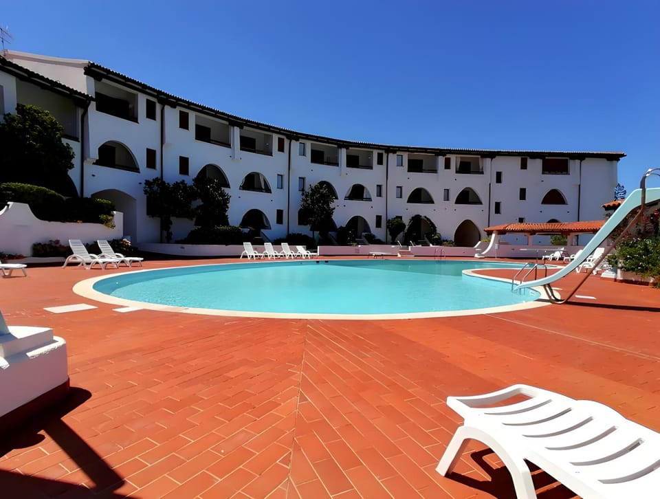 Property building, Day, Pool view, Swimming pool, sunbed