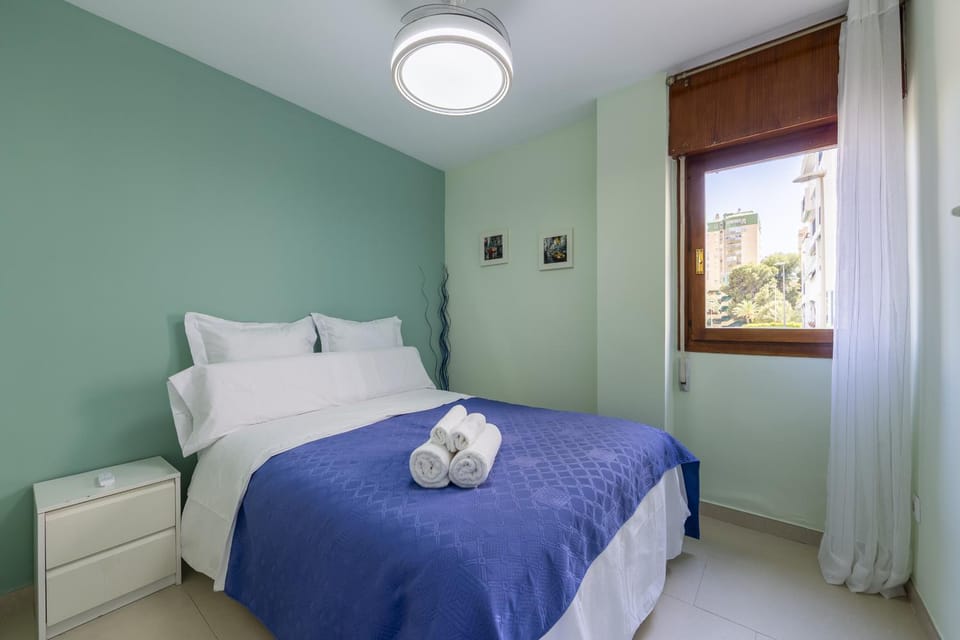 Bed, Photo of the whole room, Bedroom, towels