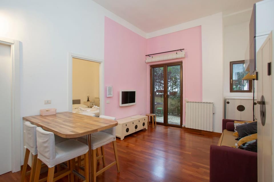 Communal lounge/ TV room, Bed, TV and multimedia, Kitchen or kitchenette, Living room, Photo of the whole room, Seating area, Dining area, Bedroom, internet, wardrobe