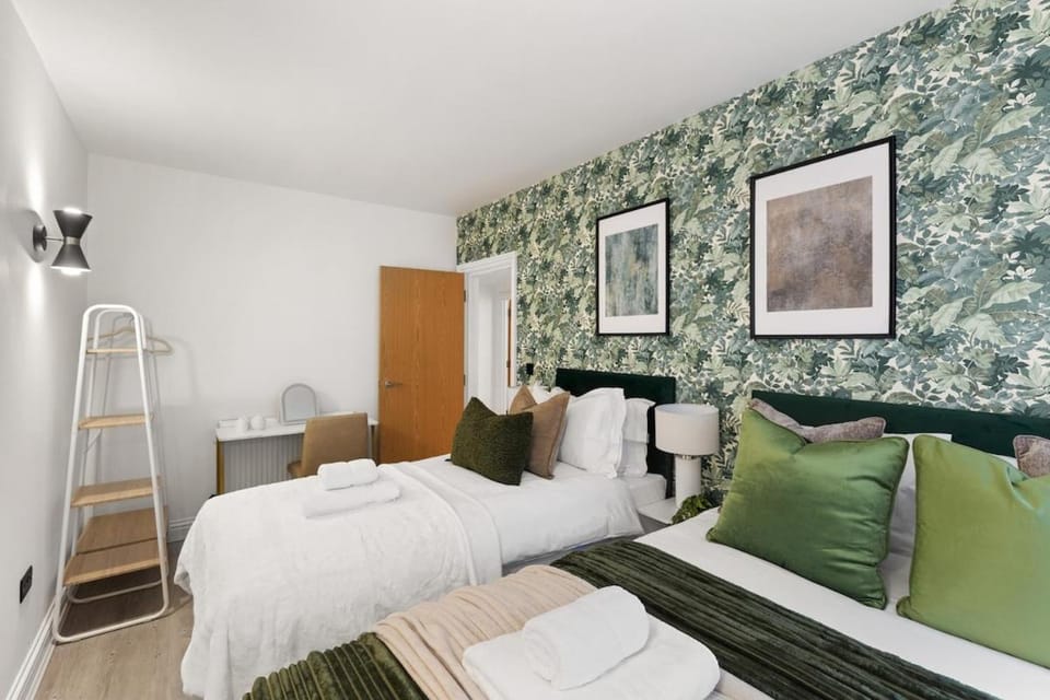 GF Gem Next River Thames Fast Access Central London Apartment in London