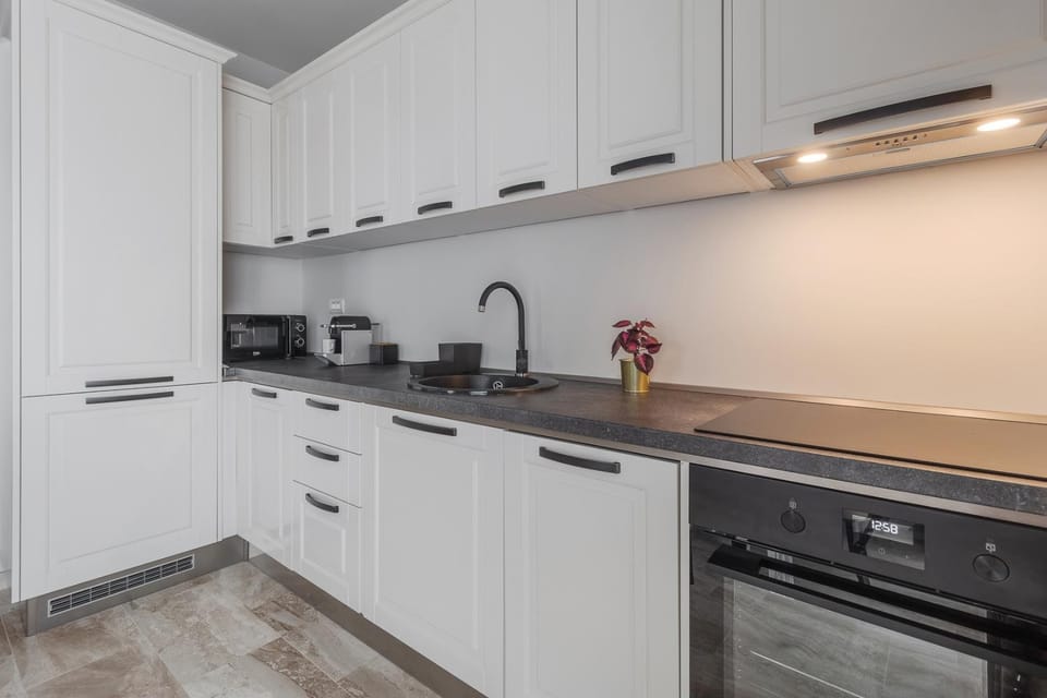 Coffee/tea facilities, Kitchen or kitchenette, dishwasher, microwave, oven, stove