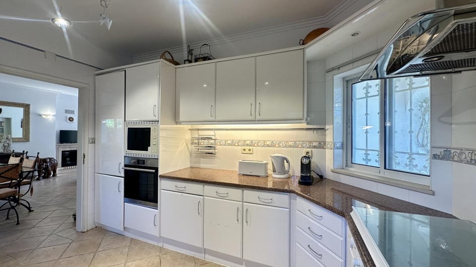 Coffee/tea facilities, Kitchen or kitchenette, microwave, oven, stove, toaster