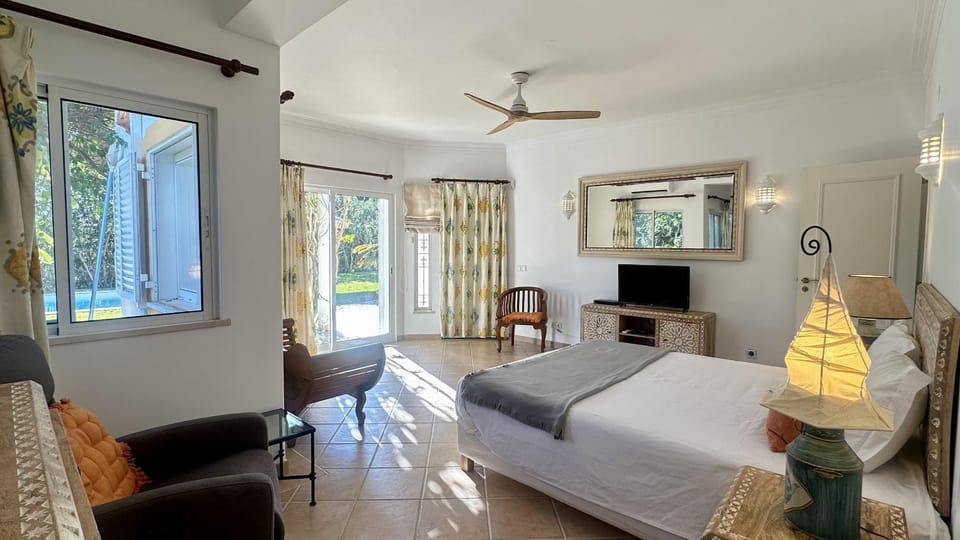 Bed, TV and multimedia, Bedroom