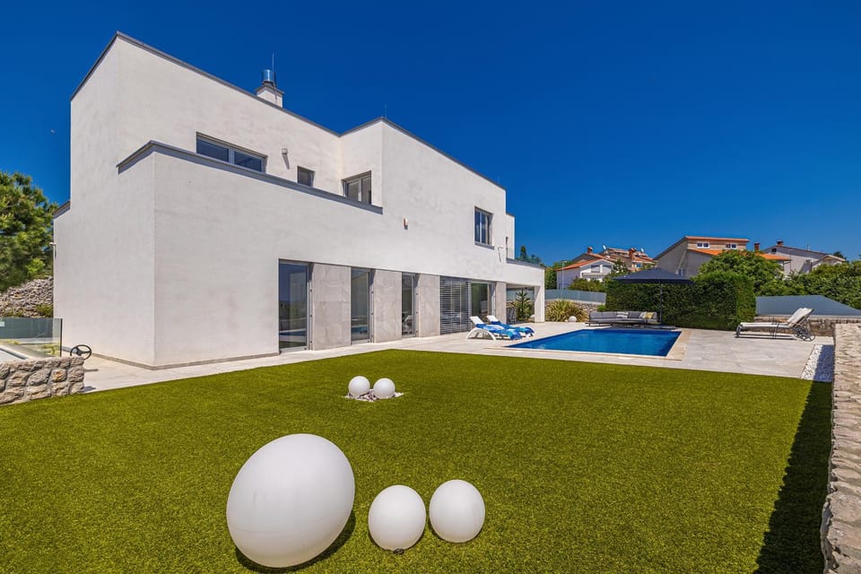 Property building, Garden, Swimming pool