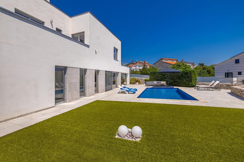 Property building, Swimming pool, sunbed