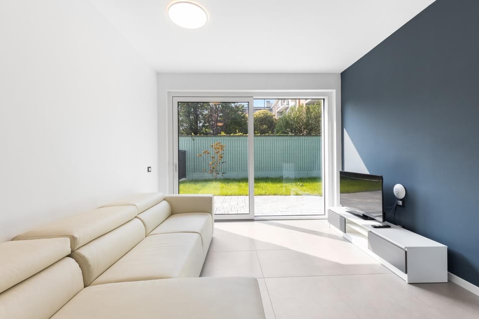 TV and multimedia, Living room, Garden view