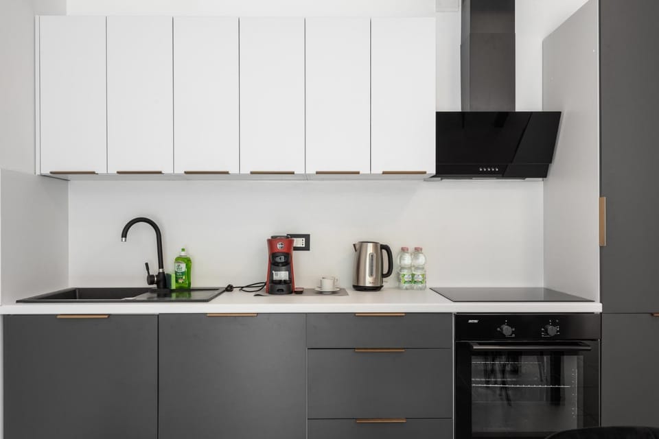 Coffee/tea facilities, Kitchen or kitchenette, oven, stove