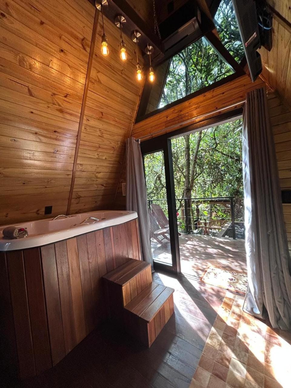 Um chalé e um riacho no meio da natureza Chalet in Brusque