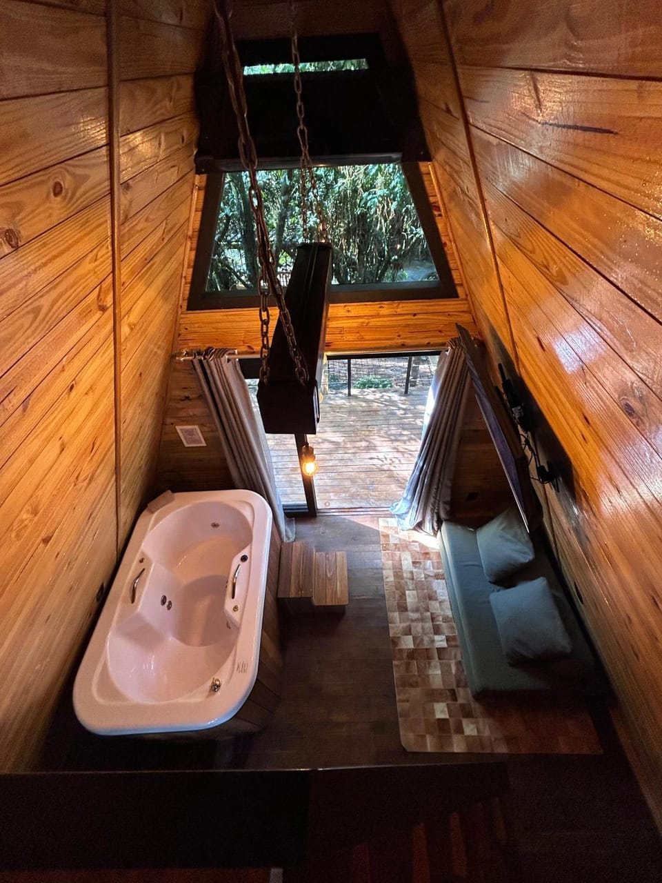 Um chalé e um riacho no meio da natureza Chalet in Brusque