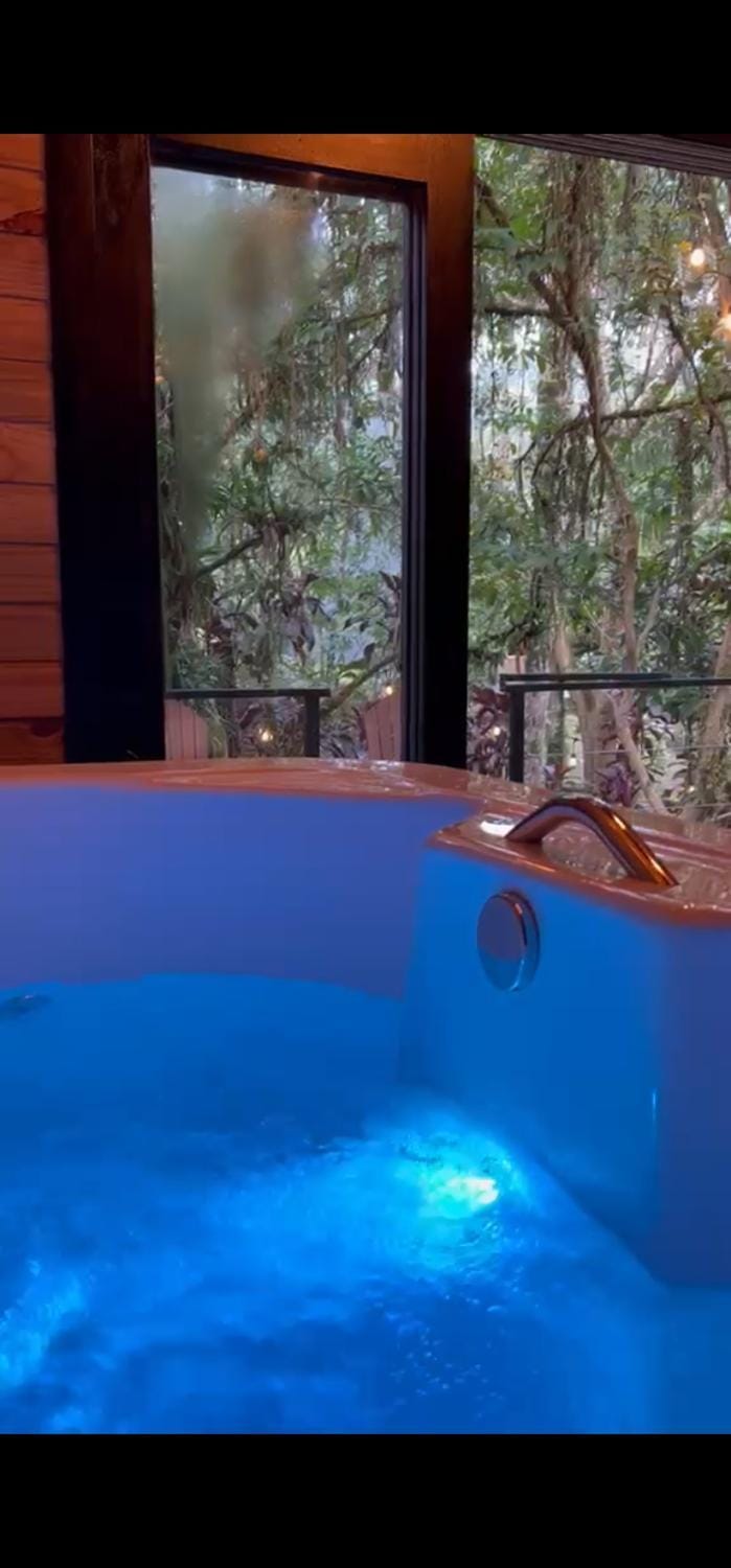 Um chalé e um riacho no meio da natureza Chalet in Brusque