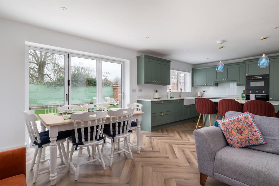 Kitchen or kitchenette, Living room, Food and drinks, Seating area, Dining area, Food, minibar, stove