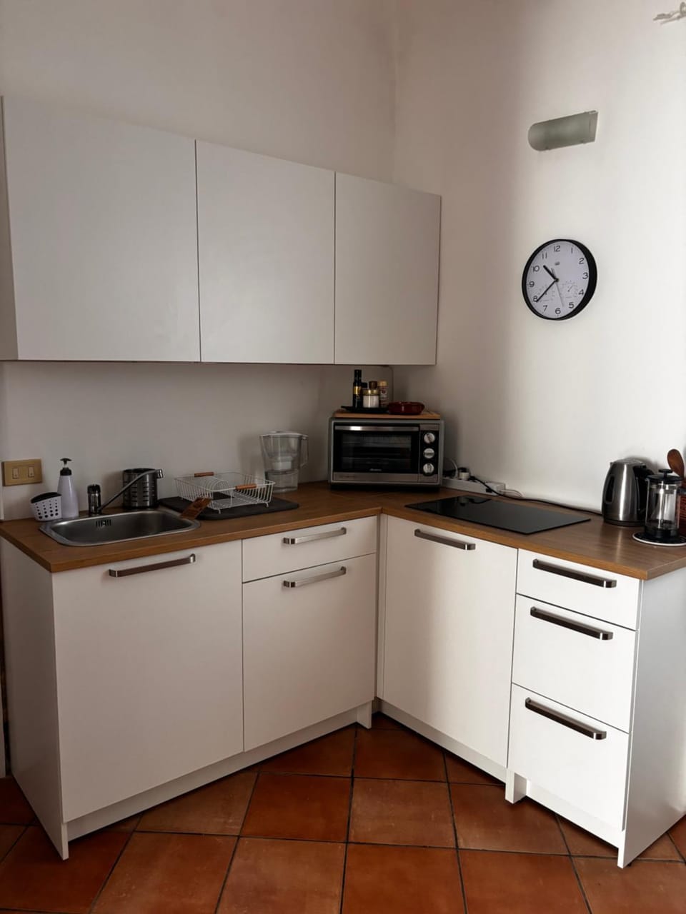 Coffee/tea facilities, Kitchen or kitchenette, stove