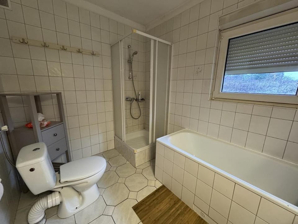 Shower, Toilet, Bath, towels