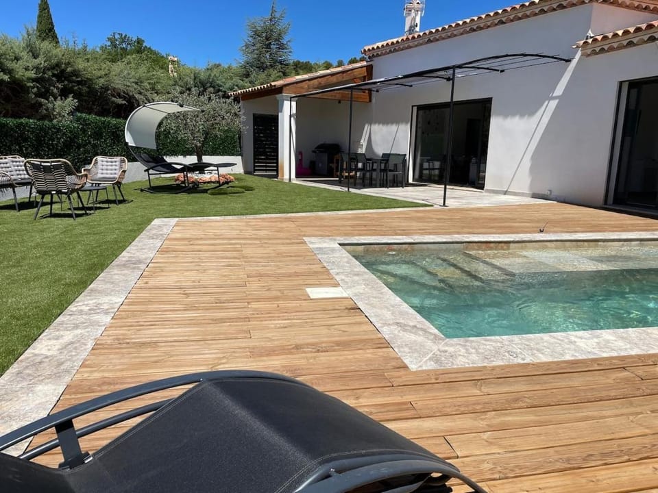 Jolie villa avec piscine au calme Villa in Aups