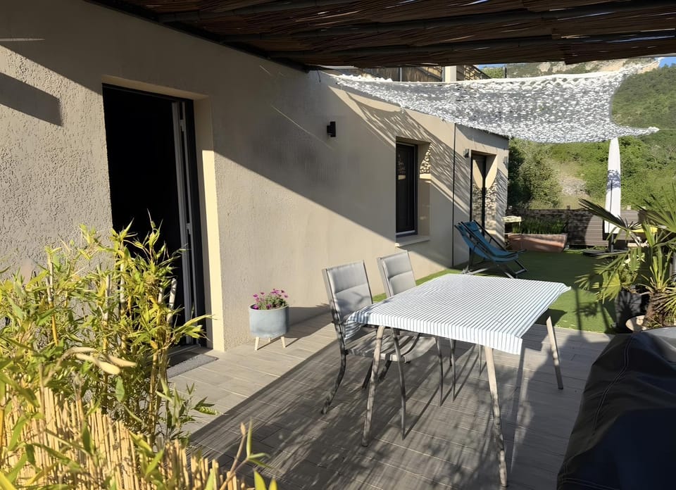 Property building, Balcony/Terrace, Living room, Swimming pool