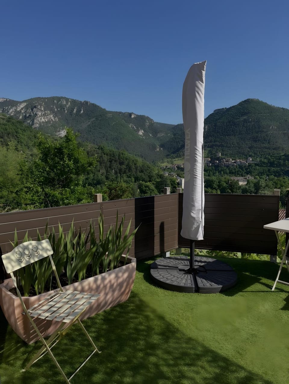 Property building, Balcony/Terrace, Living room