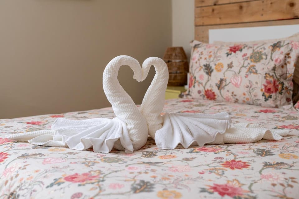 Bed, Bedroom, towels