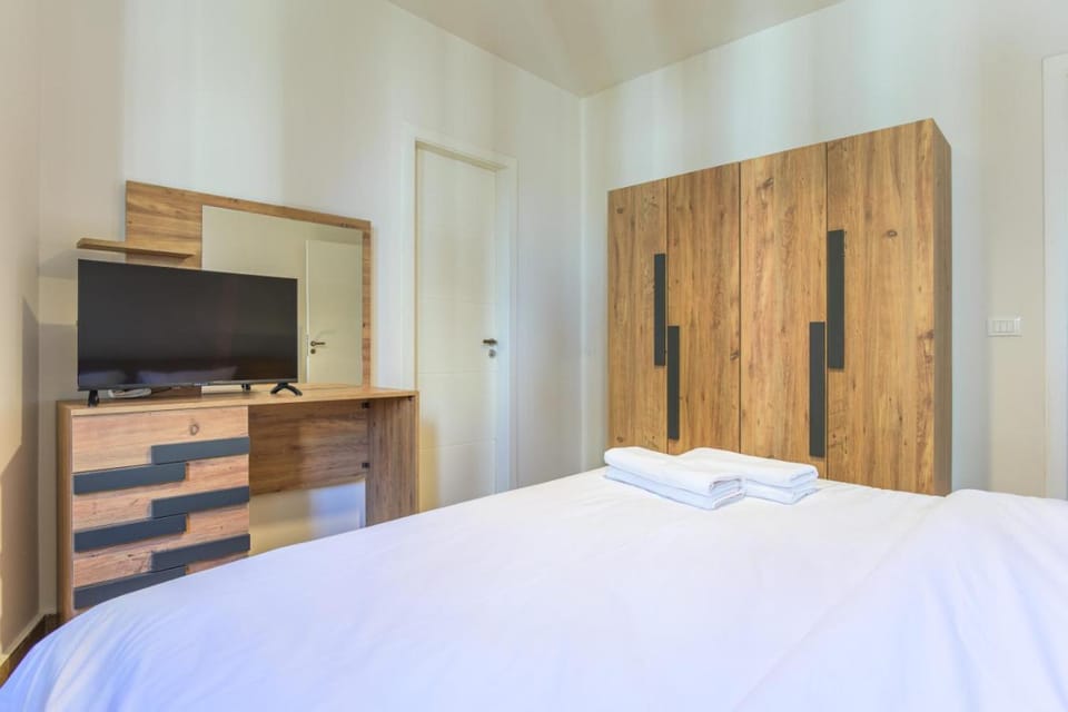 Bed, TV and multimedia, Bedroom, towels, wardrobe, air conditioner