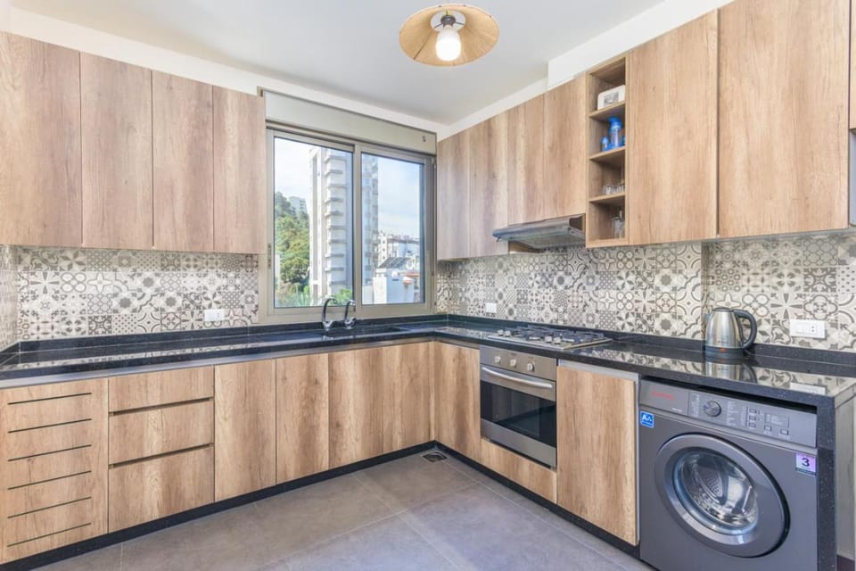 Coffee/tea facilities, oven, stove, washing machine, kitchen