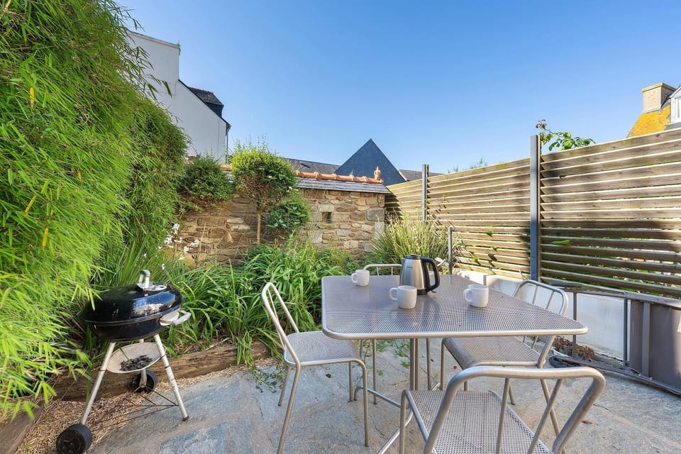 Property building, Balcony/Terrace, Living room