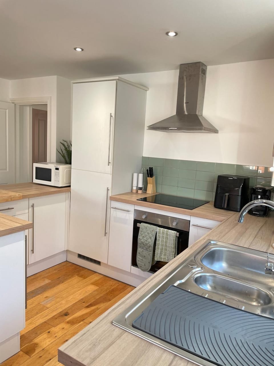 Kitchen or kitchenette, oven