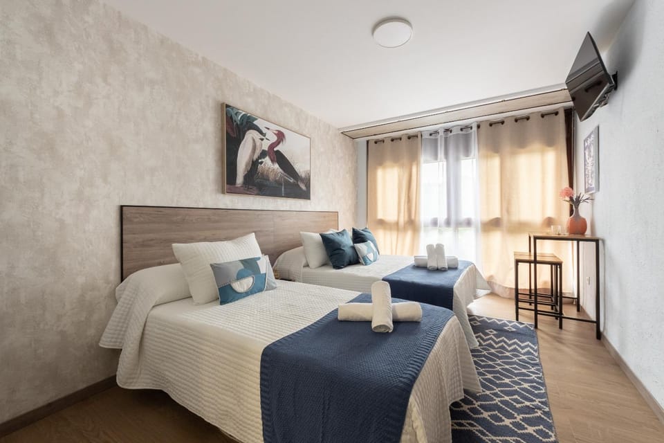 Bed, TV and multimedia, Photo of the whole room, Seating area, Bedroom, towels