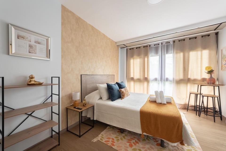 Bed, Photo of the whole room, Seating area