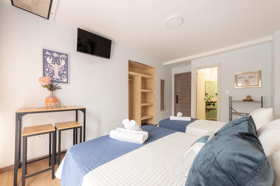 Bed, TV and multimedia, Photo of the whole room, Seating area, Bedroom, storage, towels