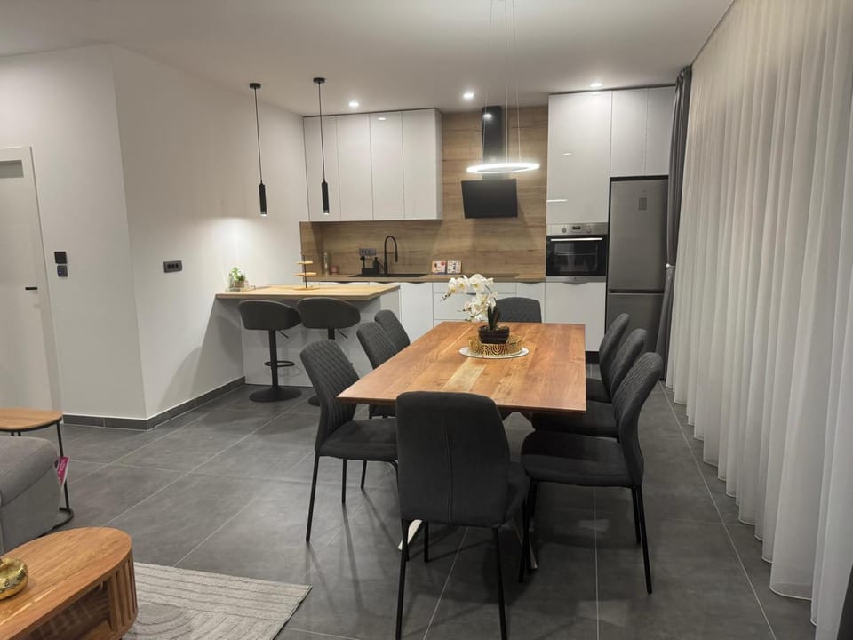 Kitchen or kitchenette, Living room, Seating area, Dining area, oven, stove
