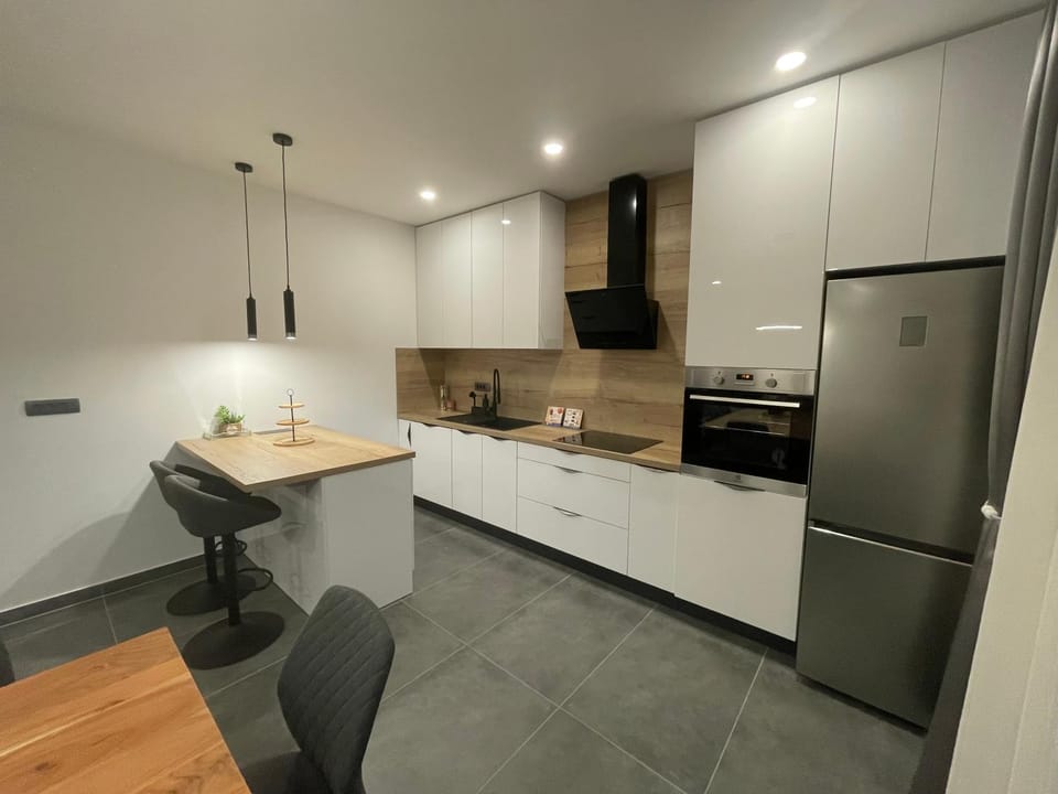 Kitchen or kitchenette, dishwasher, oven